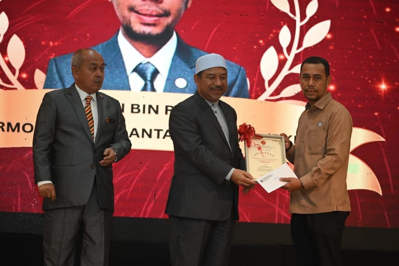 SYARIKAT LADANG SUNGAI TERAH SDN BHD TERIMA PENARAFAN LIMA BINTANG KUMPULAN PKINK TAHUN 2024