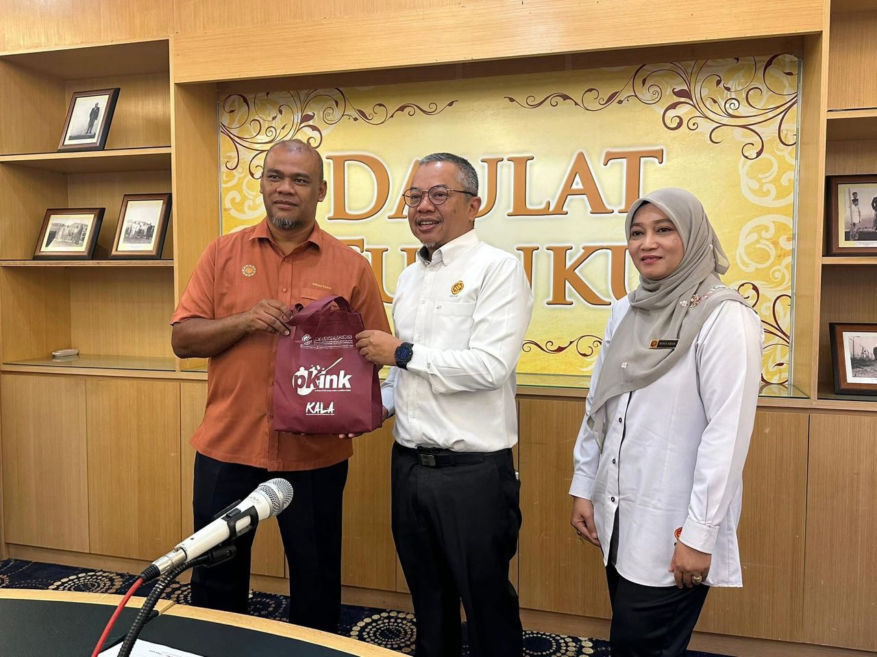 PKINK MENYERAHKAN PIALA SUKAN MINI GEMAPUTERA KELANTAN 2025 KEPADA PKNK 