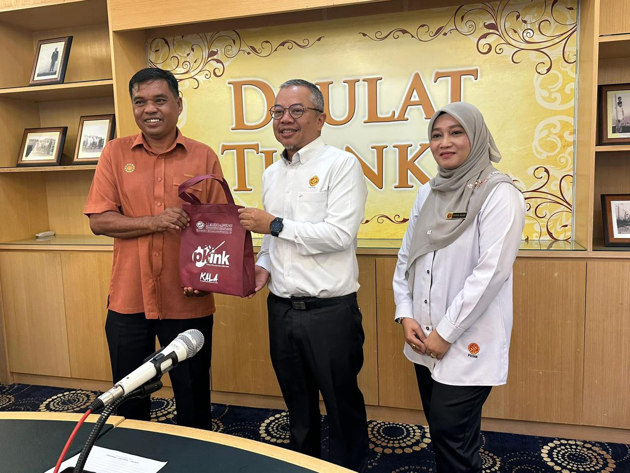 PKINK MENYERAHKAN PIALA SUKAN MINI GEMAPUTERA KELANTAN 2025 KEPADA PKNK 