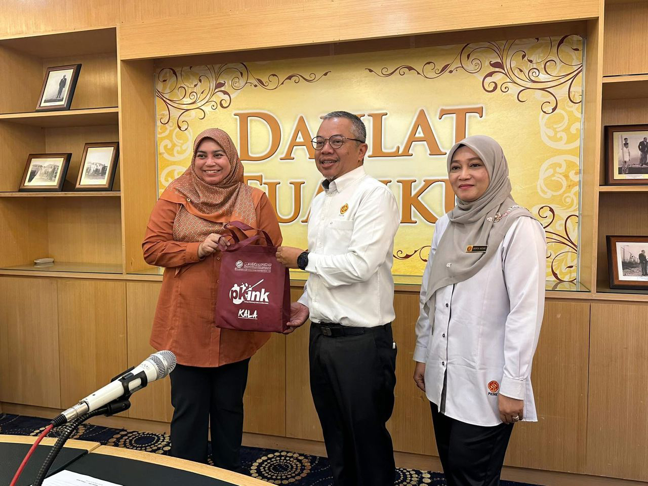 PKINK MENYERAHKAN PIALA SUKAN MINI GEMAPUTERA KELANTAN 2025 KEPADA PKNK 