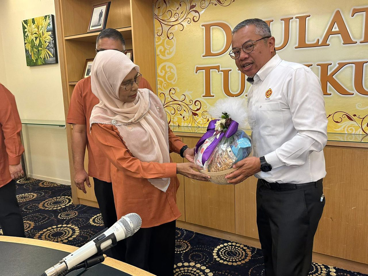 PKINK MENYERAHKAN PIALA SUKAN MINI GEMAPUTERA KELANTAN 2025 KEPADA PKNK 