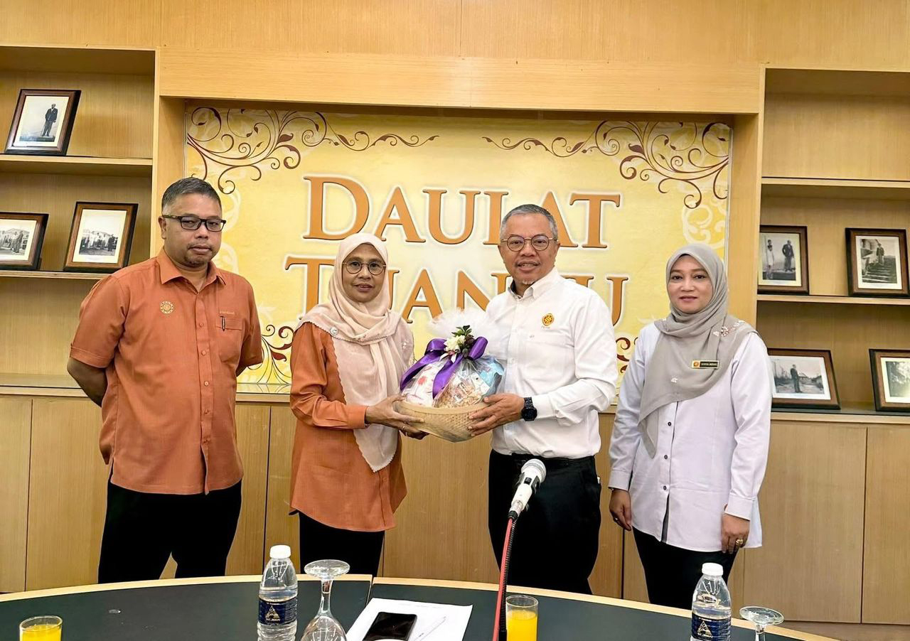 PKINK MENYERAHKAN PIALA SUKAN MINI GEMAPUTERA KELANTAN 2025 KEPADA PKNK 