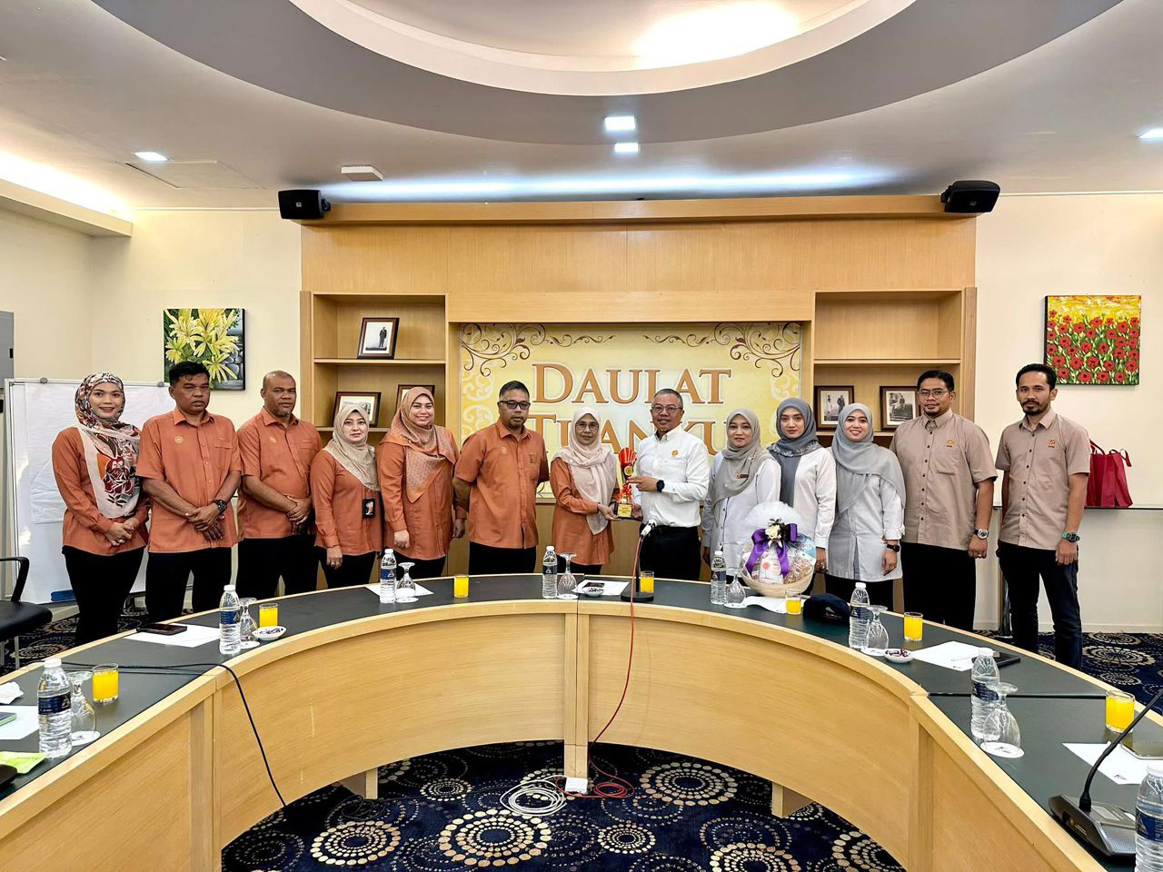 PKINK MENYERAHKAN PIALA SUKAN MINI GEMAPUTERA KELANTAN 2025 KEPADA PKNK 